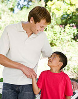 El hombre mira sonriente a un niño