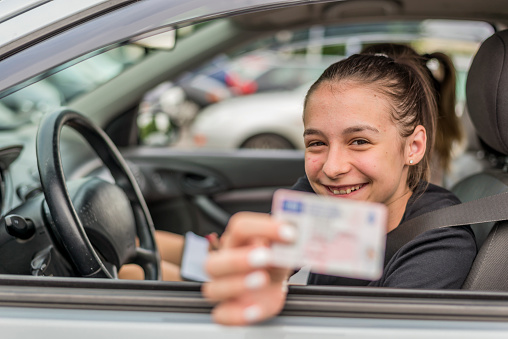 
Chica con carnet de conducir.