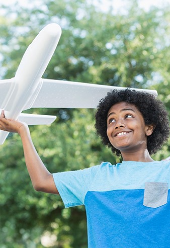Scott sosteniendo un avión