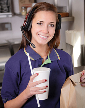Adolescente que trabaja en un lugar de comida rápida.