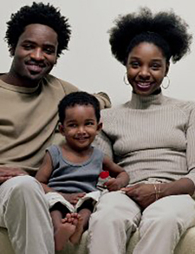 Familia, madre y niño sentados y sonrientes