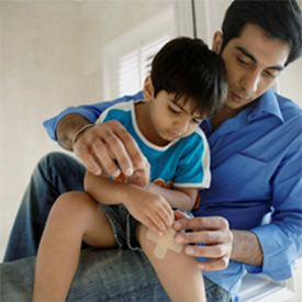 Padre tendiendo a hijo